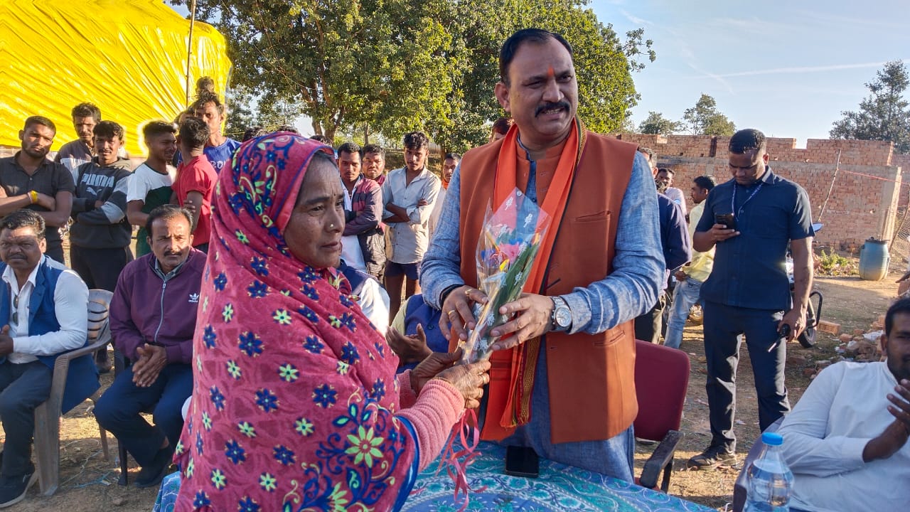  मोर बेटा विधायक हवे त काबर नहीं सुनही देखा तुमन होय गइस ना समस्या के निराकारण कौड़ीमार धान खरीदी केंद्र में मंत्री को अचानक देख बोला एक किसान