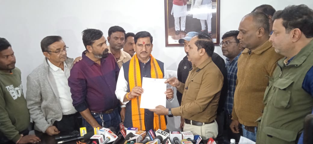 बिलासपुर: पत्रकार मुकेश चंद्राकर की हत्या के विरोध बिलासपुर प्रेस क्लब में आपात बैठक और मौन जुलूस सौंपा ज्ञापन न्याय की मांग और पत्रकार सुरक्षा पर जोर