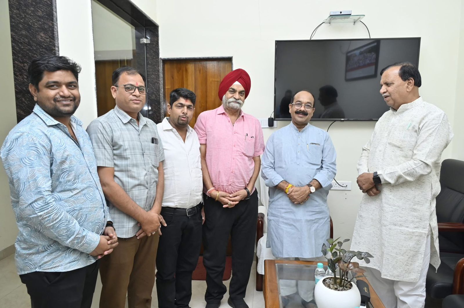 भाटापारा व सिमगा के जनप्रतिनिधियों ने उपमुख्यमंत्री व नगरीय निकाय मंत्री को मुलाकात