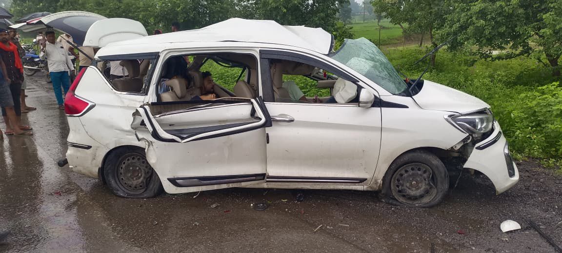 राजनांदगांव जिले से दुखत घटना सामने आई है भीषण सड़क हादसे में 6 युवकों की मौके पर हुई मौत, ड्राइवर की हालत नाजुक