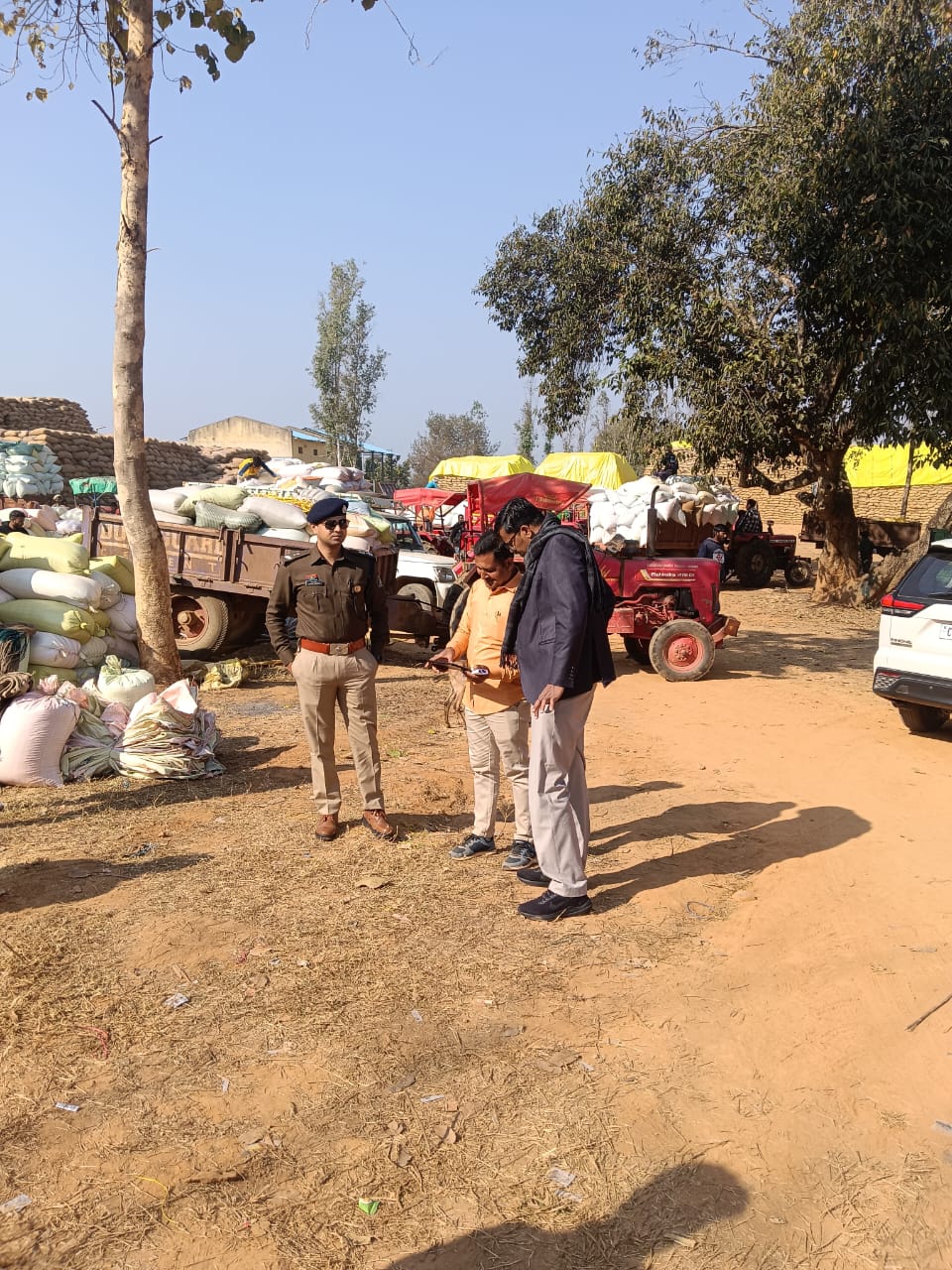 धान खरीदी व्यवस्था का जायजा लेने कुसमी पहुँचे कलेक्टर-एसपी विभिन्न उपार्जन केन्द्रों व चेकपोस्टों का किया औचक निरीक्षण