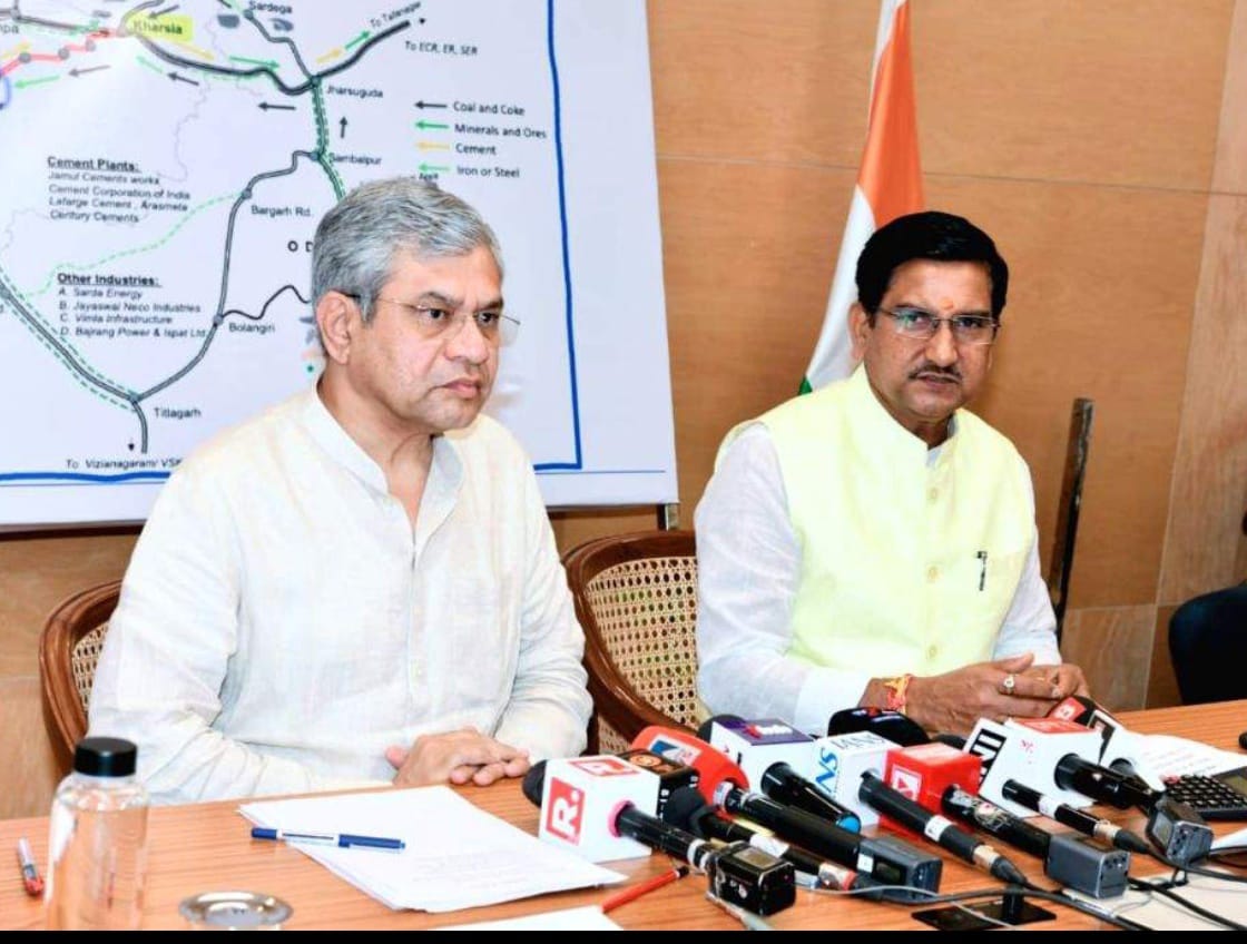 छत्तीसगढ़ में रेलवे अधोसंरचना का अभूतपूर्व विस्तार बजट में 24 गुना वृद्धि, ₹51,080 करोड़ की परियोजनाएं प्रगति पर केन्द्रीय राज्यमंत्री तोखन साहू ने प्रधानमंत्री और रेलमंत्री के प्रति व्यक्त किया आभार