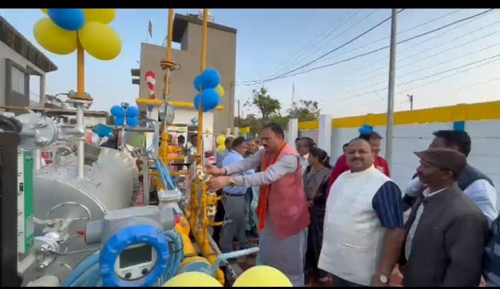 मनेंद्रगढ़ में बीपीसीएल के नेचुरल गैस पाइपलाइन प्लांट का उद्घाटन, सरगुजा संभाग के 5 जिलों को मिलेगा लाभ 1125 करोड़ की लागत से तैयार होगा परियोजना, 54 सब-स्टेशन के जरिए घरों तक पाइप से पहुंचेगी गैस, सिलेंडर झंझट से मिलेगी राहत
