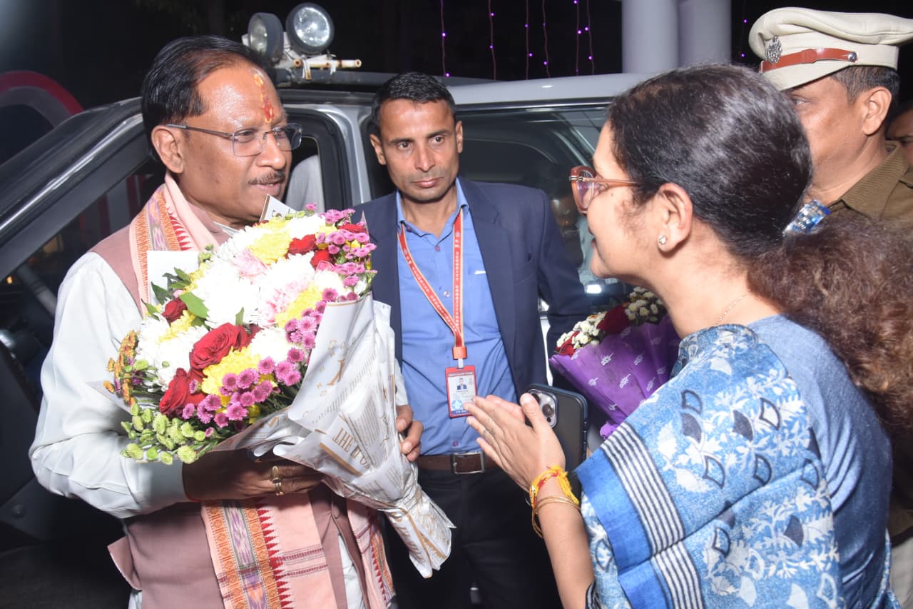 मुख्यमंत्री विष्णुदेव साय का बैकुंठपुर आगमन, पारंपरिक कर्मा नृत्य से हुआ भव्य स्वागत