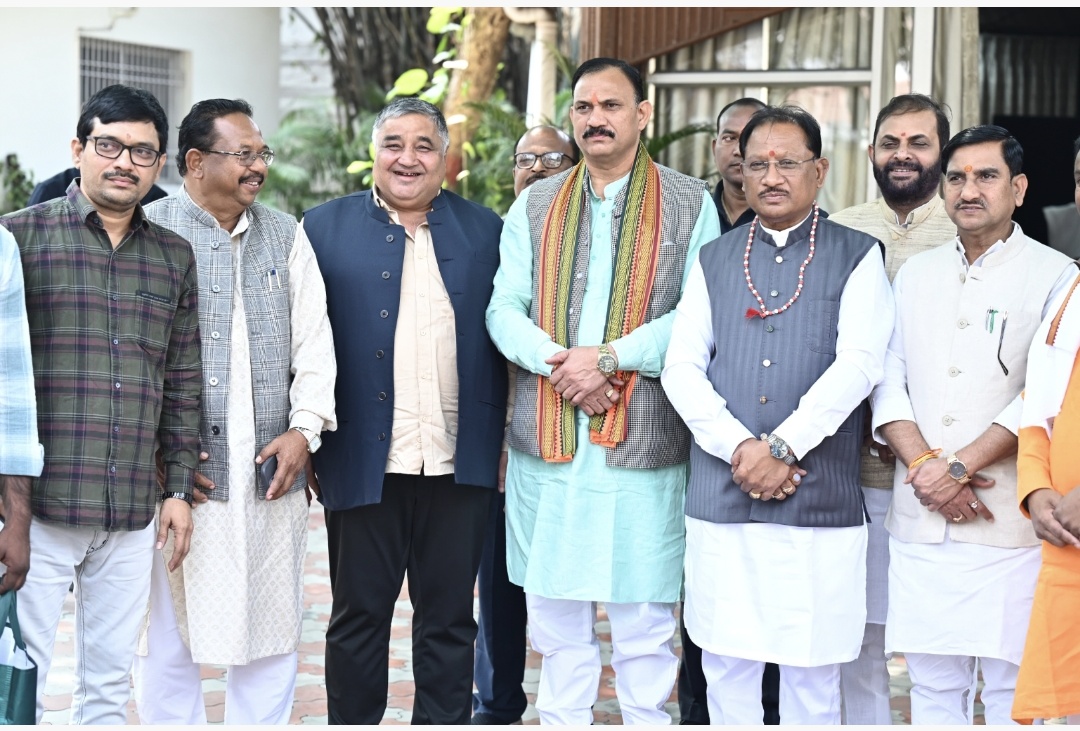 आवासन एवं शहरी कार्य राज्य मंत्री तोखन साहू ने मुख्यमंत्री निवास में मन की बात का सामूहिक श्रवण किया