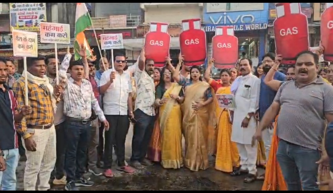गैस सिलेंडर के दाम में 60 रुपये बढ़ोतरी के विरोध में कांग्रेस का प्रदर्शन, कोंडागांव में मोदी और सीएम साय का पुतला दहन
