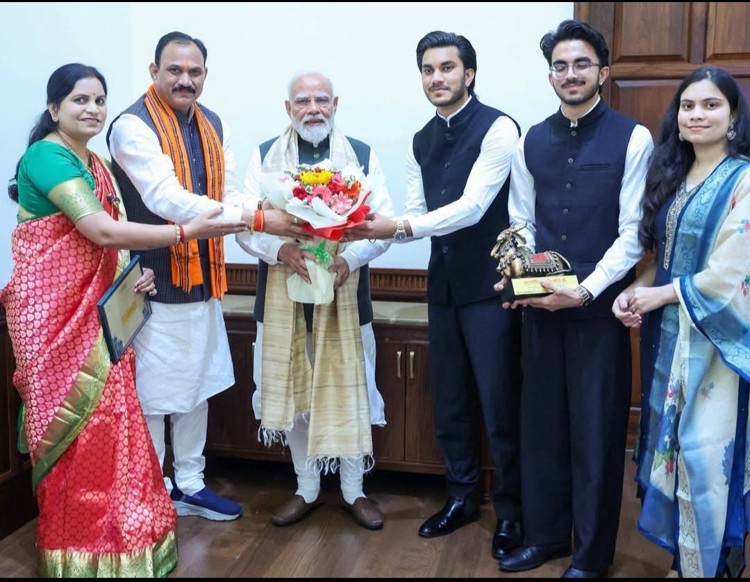  स्वास्थ्य मंत्री Shyam Bihari Jaiswal ने आज नई दिल्ली स्थित संसद भवन में माननीय प्रधानमंत्री Narendra Modi से सौजन्य भेंट की।