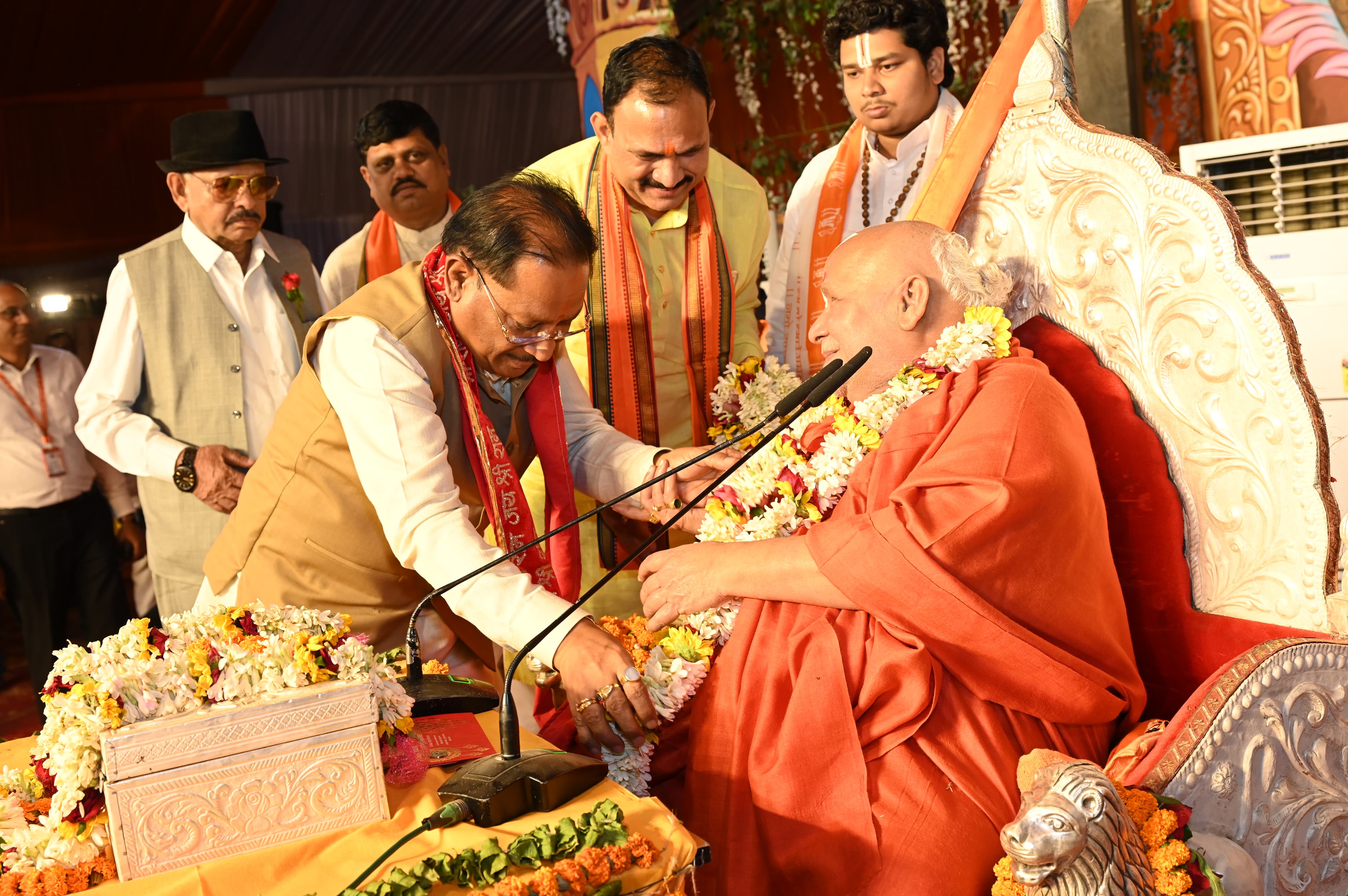 चिरमिरी में राममय हुआ वातावरण, मुख्यमंत्री विष्णु देव साय ने श्रीराम कथा में लिया आशीर्वाद जगदगुरु रामभद्राचार्य जी महाराज से छत्तीसगढ़ की खुशहाली और विकास की कामना की