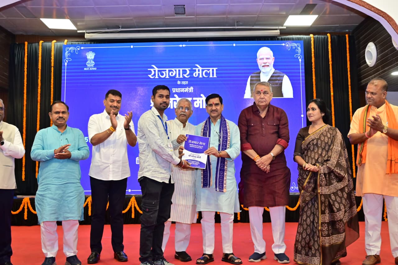केंद्रीय राज्य मंत्री श्री तोखन साहू ने बिलासपुर में रोजगार मेला कार्यक्रम में की सहभागिता एवं मोबाइल फोरेंसिक वैन-सीन ऑफ क्राइम मोबाइल यूनिट का शुभारंभ