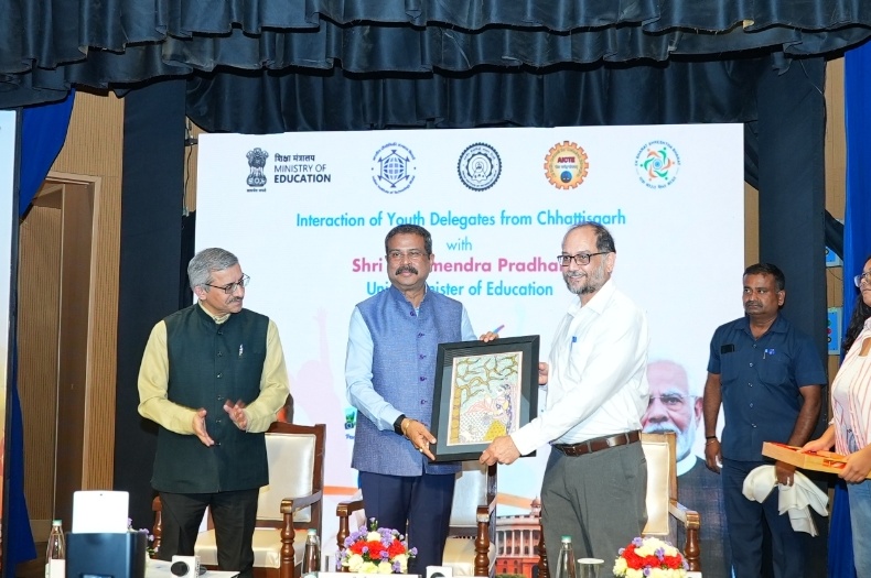 युवा संगम के प्रतिनिधियों से मिले केंद्रीय शिक्षा मंत्री धर्मेंद्र प्रधान युवाओं से जॉब क्रिएटर बनने का किया आह्वान